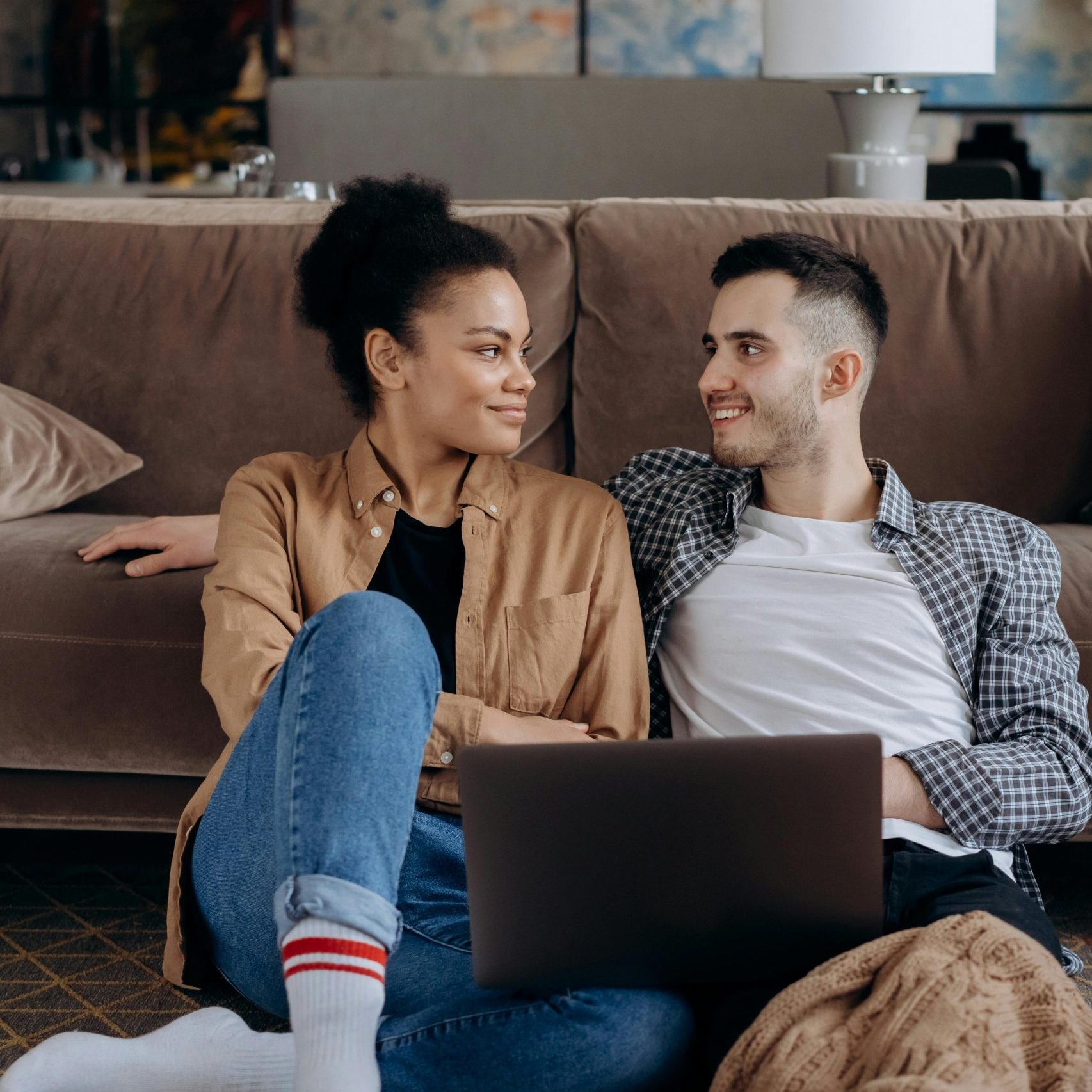 couple-looking-at-laptop